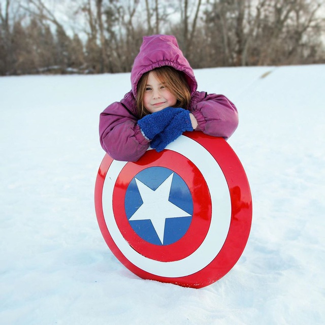 Con gái màn ảnh của Iron Man lôi khiên Captain America ra trượt tuyết, nhất quyết không chịu trả lại cho Marvel - Ảnh 3.