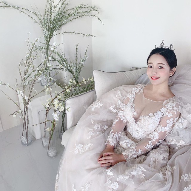 Cô nàng mới update hình ảnh mặc váy cưới gợi cảm lên trang cá nhân
