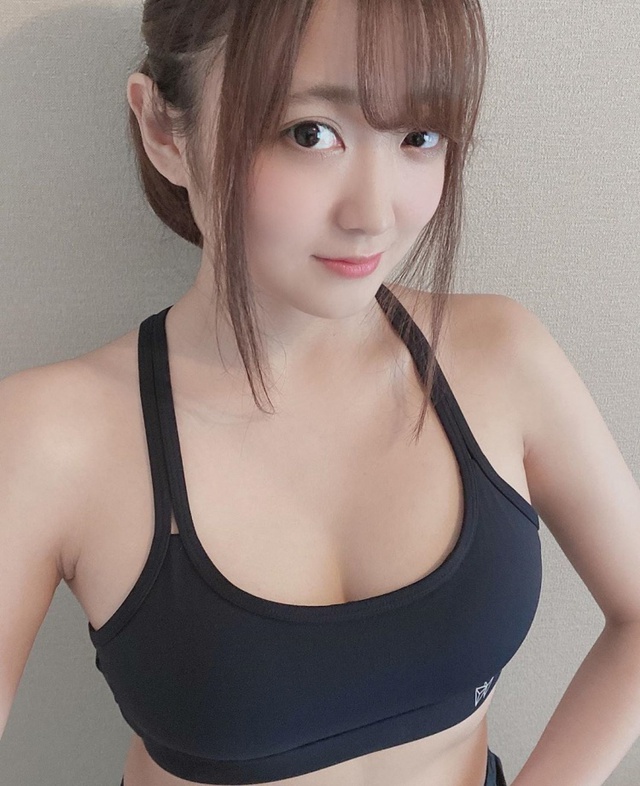 Ngành công nghiệp AV Nhật Bản ngày càng thu hút nhiều hot girl gia nhập, và cô nàng Shizuki Madoka là một trong số đó