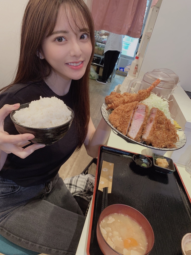 Làm video Mukbang nhưng lại quá xinh đẹp, nữ Youtuber được Playboy mời chụp hình, quyết định đổi nghề ngay tắp lự - Ảnh 4.