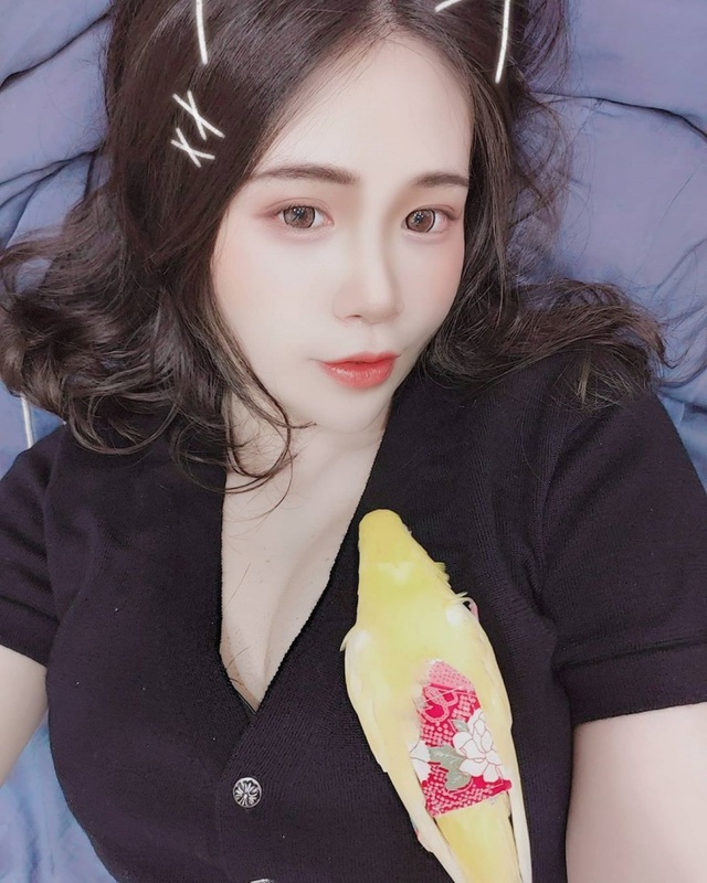 Khoe sở thích nuôi pet đặc biệt, cô nàng hot girl xinh đẹp khiến fan chỉ biết ước được hóa thành chim - Ảnh 2.