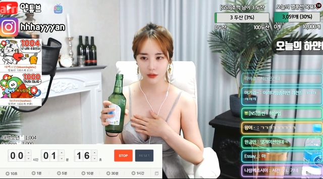 Cô nàng bình tĩnh lấy ra một chai soju