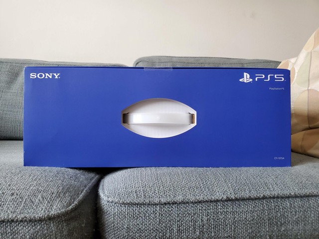 Trên tay hộp đựng PS5 với màu xanh và trắng tuyệt đẹp, to gấp đôi hộp PS4 - Ảnh 4.