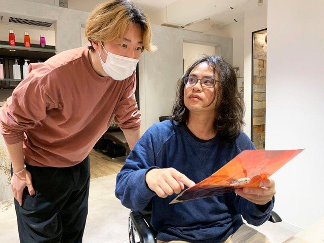 tuong - Kimetsu no Yaiba: Fanboy Viêm trụ Rengoku đi làm tóc giống thần tượng Photo-2-16036770342751934250566