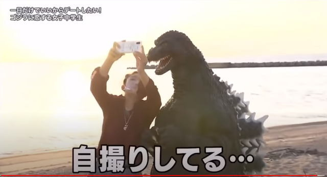 Chuyện thật như đùa, bé gái 13 tuổi thần tượng Godzilla nên đã hẹn hò với quái vật? - Ảnh 2.