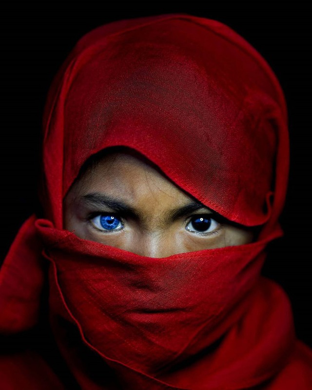 truyền - Hội chứng di truyền kỳ lạ khiến cho các thành viên trong bộ tộc bản địa Indonesia sở hữu màu mắt xanh hiếm thấy Photo-2-16019108532001160562603
