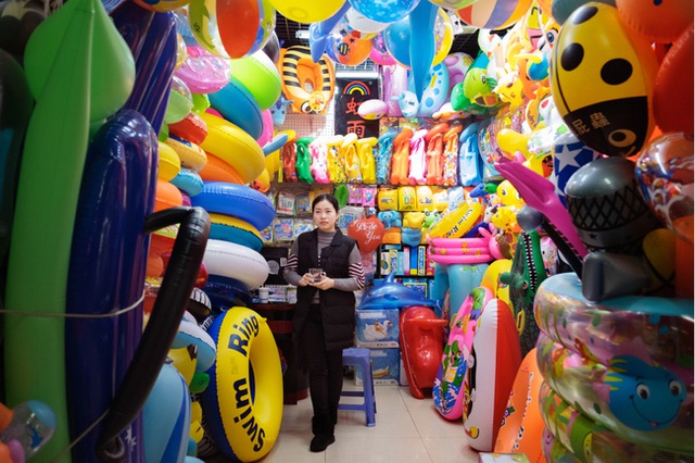 Bên trong thành phố bán đồ “Made In China” lớn nhất thế giới: Đủ loại mặt hàng ấn tượng, đặc biệt là đồ trang trí và đồ chơi trẻ em - Ảnh 4.
