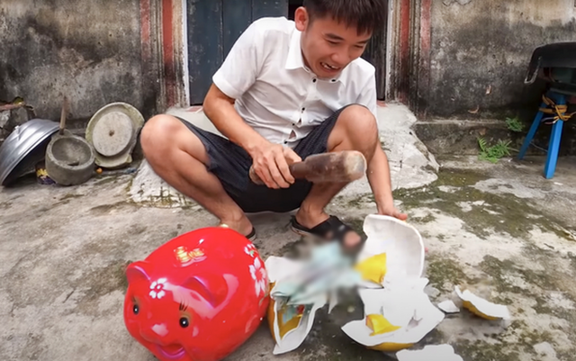 Bà Tân Vlog bất ngờ bị ném đá vì không làm gì, con trai Hưng Vlog thừa nhận chưa bao giờ suy sụp như lúc này - Ảnh 1.