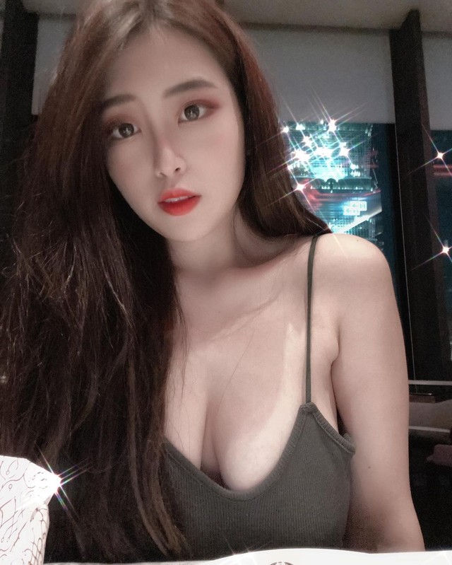 nàng hot girl gây xôn xao với bộ trang phục không thể táo bạo hơn Photo-1-16050107731802081617274