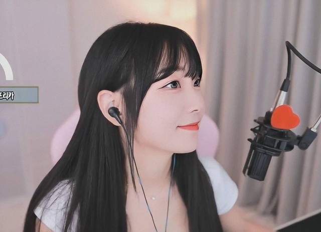 Chơi LMHT tấu hài, nữ streamer xinh đẹp gây sốc khi chấp nhận quy định của đội, cởi áo ngay trên sóng - Ảnh 1.