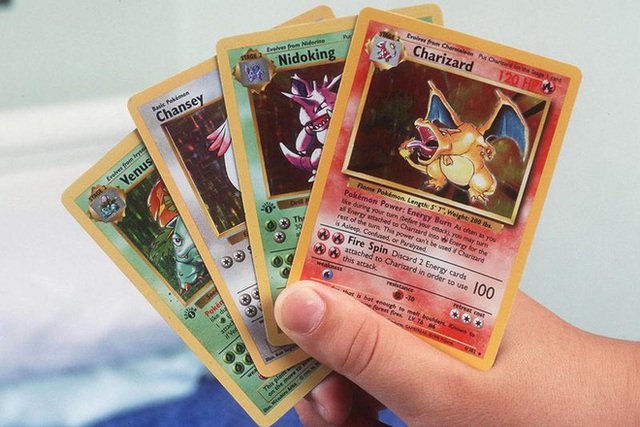 Ba nhà đầu tư trẻ bỏ 375.000 USD mua thẻ Pokémon quý, về đập hộp mới biết toàn hàng vô giá trị - Ảnh 1.