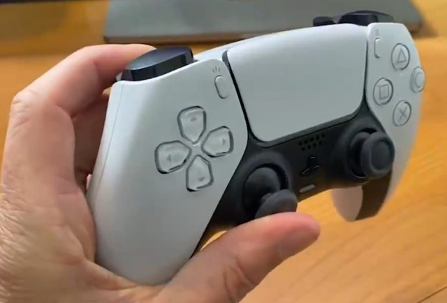 Cộng đồng game thủ trầm trồ khi phát hiện ra bí ẩn đằng sau tay cầm PS5 - Ảnh 2.