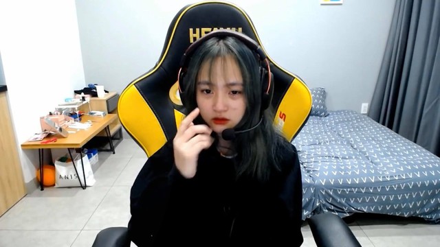 Sau vụ lộ ảnh nóng và clip nhạy cảm, nữ streamer Alice tung video mới, mãn nguyện bên người yêu - Ảnh 1.