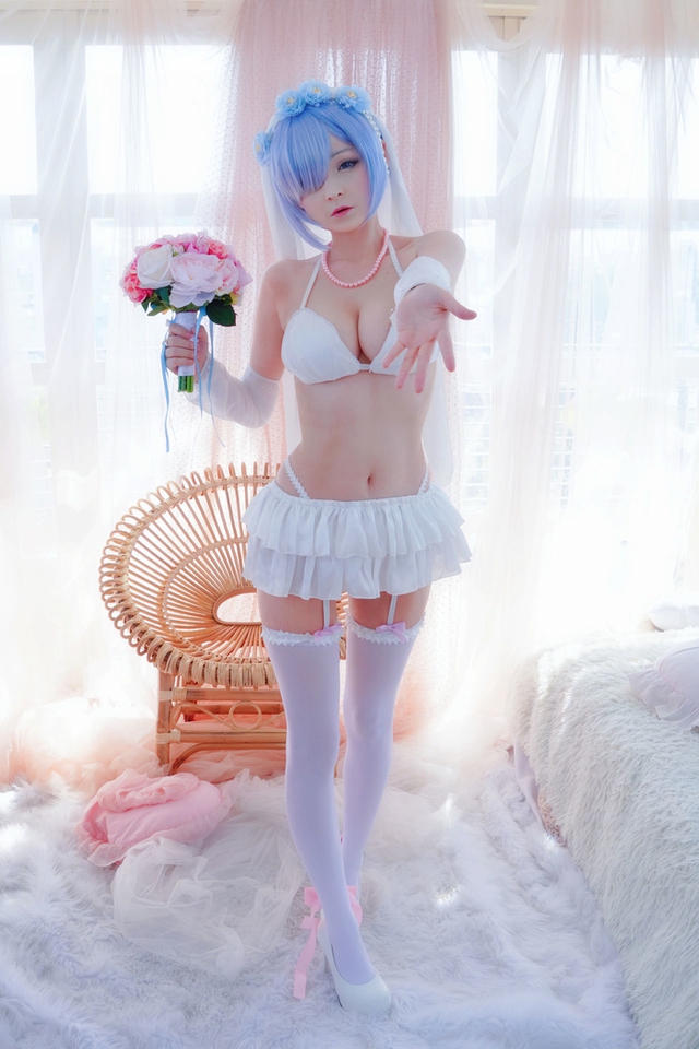 Xịt máu mũi khi ngắm nàng waifu mơ ước của vô số fan anime diện trang phục cô dâu phong cách bikini - Ảnh 2.