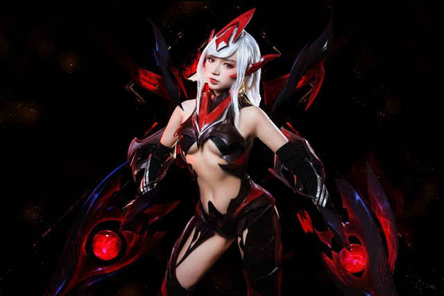 Cosplay Violet Huyết ma thần, nữ thu ngân của Trực Tiếp Game Shop khiến ai xem cũng phấn khích vì body “chuẩn đét” - Ảnh 4.