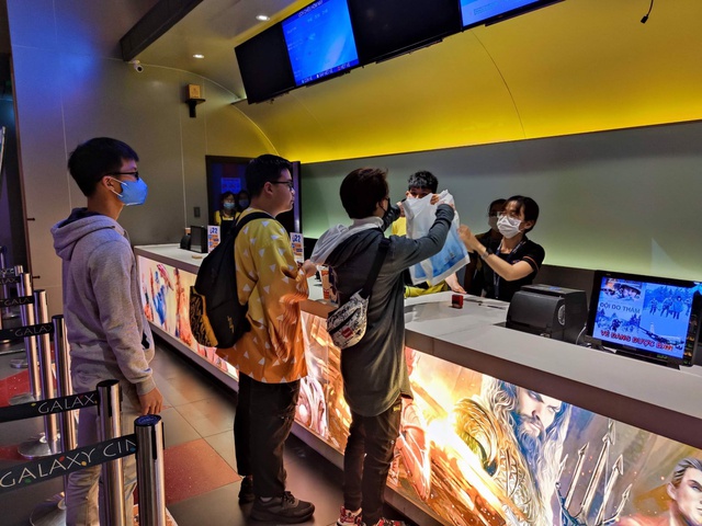 Người hâm mộ đến từ sớm để xếp hàng mua vé xem phim ở Thành phố Hồ Chí Minh, Hà Nội, Hải Phòng và Đà Nẵng.