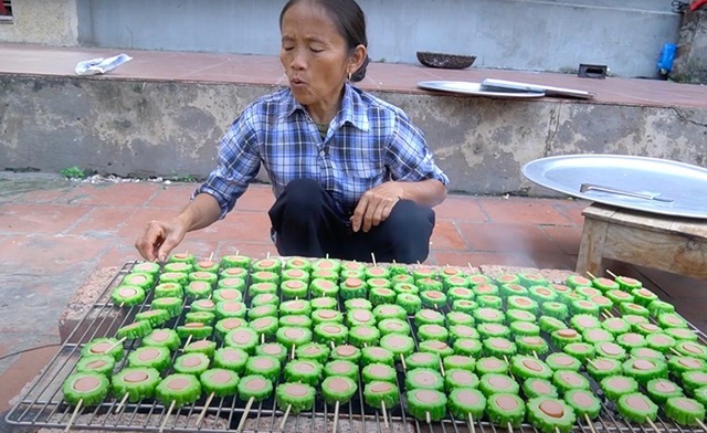 Làm món mướp đắng trộn xúc xích, bà Tân Vlog gây tranh cãi khi các cháu ăn tới nhăn mặt nhưng vẫn khen ngon - Ảnh 3.