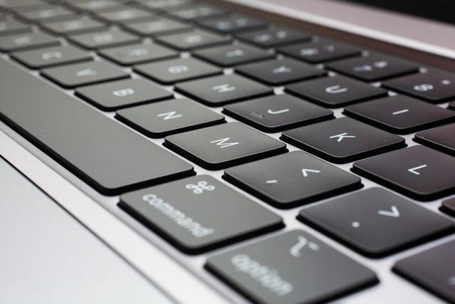 Bàn phím MacBook quá tệ, Apple bị sao Oscar chỉ trích ngay tại sự kiện - Ảnh 3.