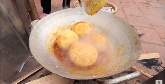 Bà Tân Vlog làm món trứng đà điểu khổng lồ, cộng đồng mạng nhanh mắt nhận ra sự kết hợp dễ gây ngộ độc của món ăn - Ảnh 3.