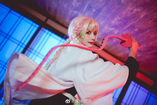 Kimetsu no Yaiba: Nhìn loạt ảnh cosplay Xà Trụ và Luyến Trụ mà tưởng họ yêu nhau đến nơi rồi - Ảnh 2.