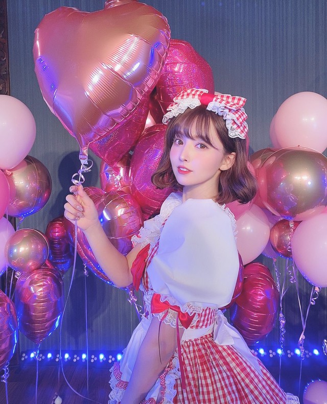 Yua Mikami là người hiếm hoi vẫn tham gia sự kiện, nhưng fan hâm mộ không được tiếp xúc ở khoảng cách gần với cô nàng