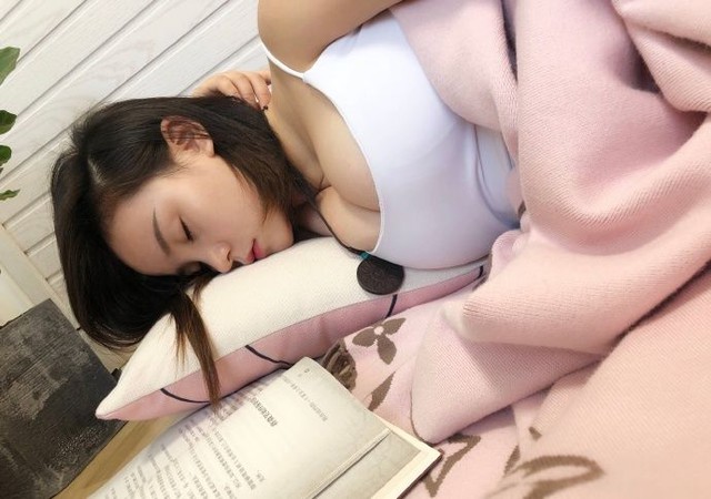 Đọc sách rồi ngủ gật lộ phần lớn vòng một gợi cảm, cô nàng bỗng chốc vụt sáng thành hot girl chỉ sau một ngày - Ảnh 3.