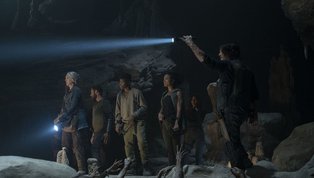 Vừa trở lại gay cấn, The Walking Dead lập tức khiến fan phẫn nộ khi đi vào vết xe đổ của Game of Thrones mùa 8 - Ảnh 1.