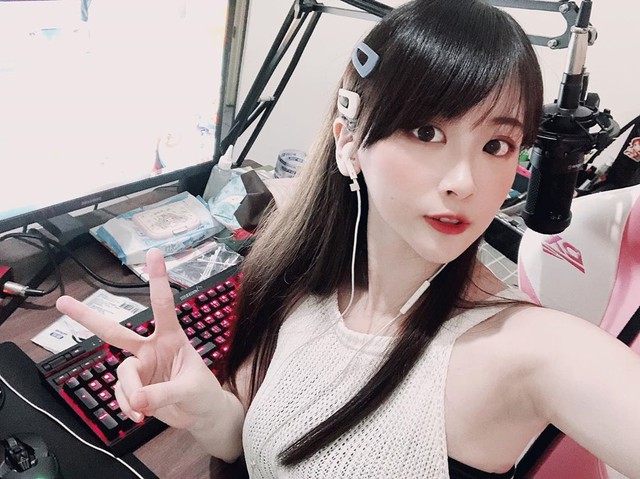 Cosplay thành nữ y tá quyến rũ trên sóng, cô nàng streamer xinh đẹp gây chú ý, tiêu chuẩn tìm bạn trai là phải chơi game giỏi hơn mình - Ảnh 2.