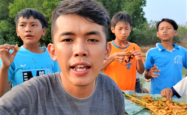 Quay cảnh trẻ em chơi đùa, nhảy qua lửa, Youtuber nghèo nhất Việt Nam đối diện án phạt từ Youtube, có thể bị tắt kiếm tiền, mất kênh - Ảnh 5.