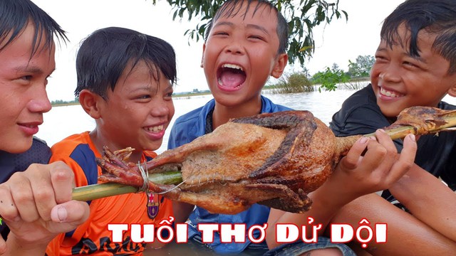 Quay cảnh trẻ em chơi đùa, nhảy qua lửa, Youtuber nghèo nhất Việt Nam đối diện án phạt từ Youtube, có thể bị tắt kiếm tiền, mất kênh - Ảnh 6.