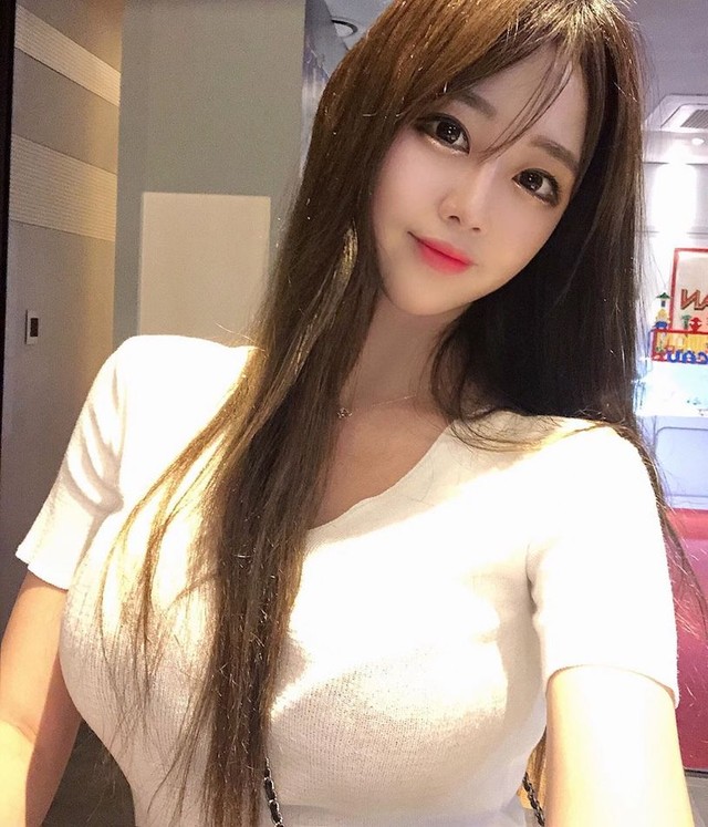 Xuất hiện ở quán bít tết, nàng hot girl nhanh chóng nổi tiếng sau một đêm nhờ vẻ ngoài nóng bỏng - Ảnh 1.