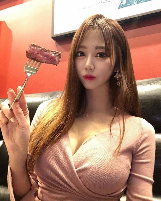 Xuất hiện ở quán bít tết, nàng hot girl nhanh chóng nổi tiếng sau một đêm nhờ vẻ ngoài nóng bỏng - Ảnh 2.