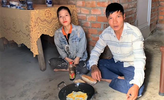 Nghề chính là phụ hồ nhưng vẫn đạt được nút vàng Youtube, đây chính xác là hai Youtuber nghèo mà nghị lực nhất Việt Nam - Ảnh 3.