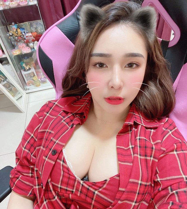 Livestream hỏi người xem cách làm ấm chăn giữa thời tiết giá lạnh, nữ streamer gợi cảm gây sốt cộng đồng mạng - Ảnh 3.