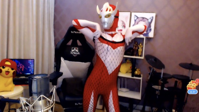 Cosplay siêu nhân điện quang ngay trên sóng, nữ streamer xinh đẹp bị bay kênh vì trang phục gợi cảm - Ảnh 2.