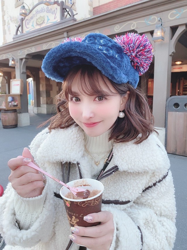 Cô Yua vlog ra mắt clip mới, khoe chuyến đi chơi tới Disneyland - Ảnh 2.