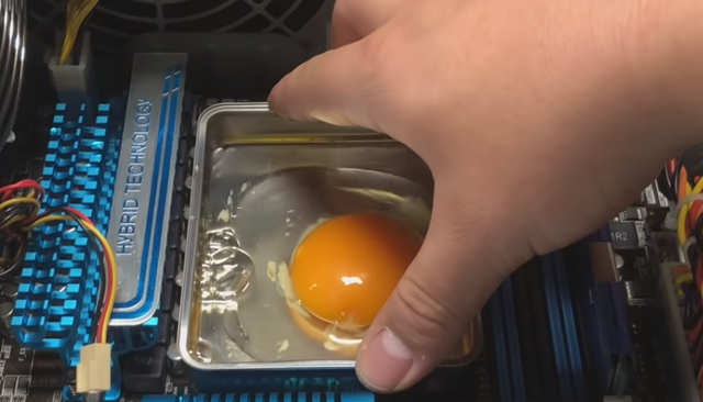 Đem CPU máy tính để nướng thịt bò, luộc trứng... YouTuber bỗng nổi như cồn tiền vào như nước - Ảnh 3.