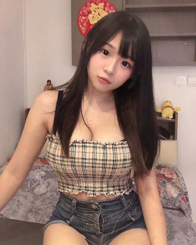 Chiêu trò như cô nàng streamer, mặt xinh dáng đẹp nhưng vẫn selfie kín mít khoe sự gợi cảm để nổi tiếng - Ảnh 1.