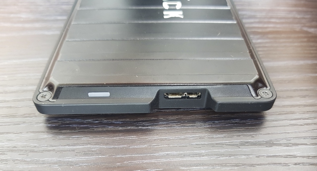 WD Black P10 vẫn sử dụng cổng micro USB type B