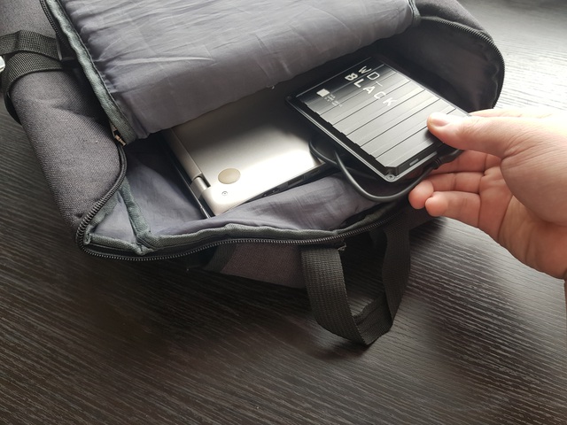 Một chiếc ổ cứng di động vẫn luôn có mặt trong ba lô của tôi như một vật bảo hộ khỏi mọi sự cố đầy bộ nhớ do game hay nhiều ứng dụng khác