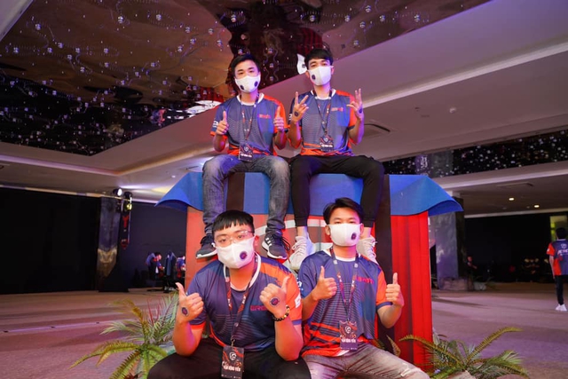 PUBG Mobile: Teacher ‘Hùng’ cùng toàn thể EROS Gaming xuất sắc đứng đầu bảng xếp hạng tại PMPL 2020 với 11 điểm MVP - Ảnh 3. PUBG Mobile: Teacher ‘Hùng’ cùng toàn thể EROS Gaming xuất sắc đứng đầu bảng xếp hạng tại PMPL 2020 với 11 điểm MVP - Ảnh 3.