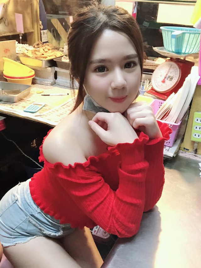 Bị chụp lén cảnh bán gà rán trong chợ, cô nàng được cộng đồng mạng phong hot girl chỉ sau một bài post - Ảnh 2.