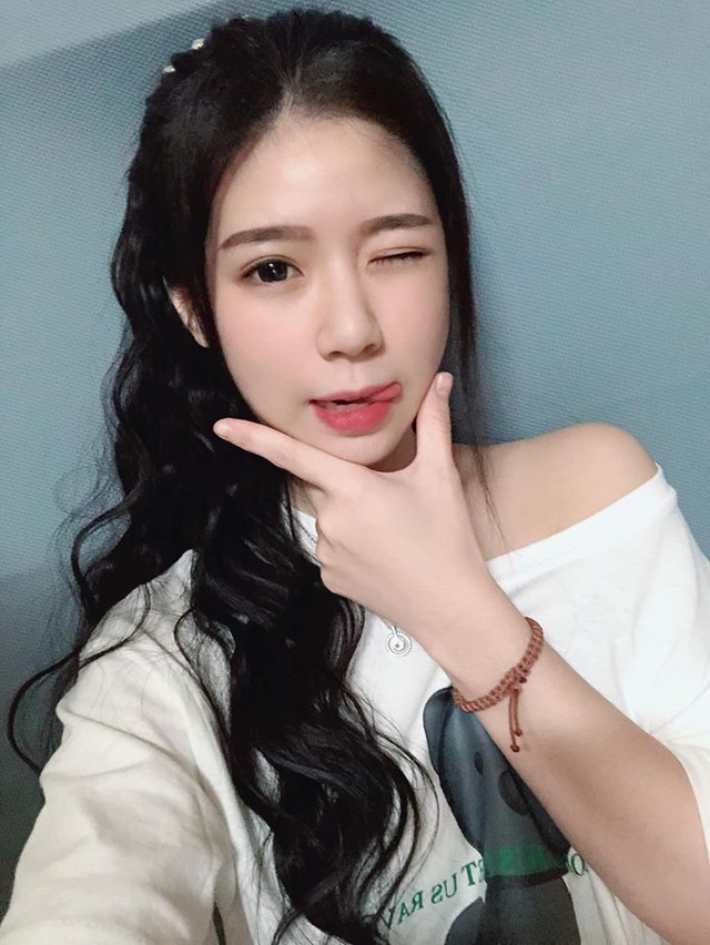 Bị chụp lén cảnh bán gà rán trong chợ, cô nàng được cộng đồng mạng phong hot girl chỉ sau một bài post - Ảnh 10.