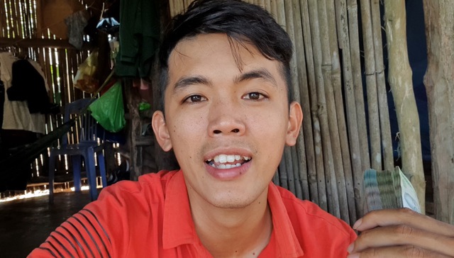 Youtuber nghèo nhất Việt Nam khoe xấp tiền dày cộp trên sóng, cộng đồng mạng tỏ ra lo lắng, khuyên anh chàng nên cẩn thận - Ảnh 3.