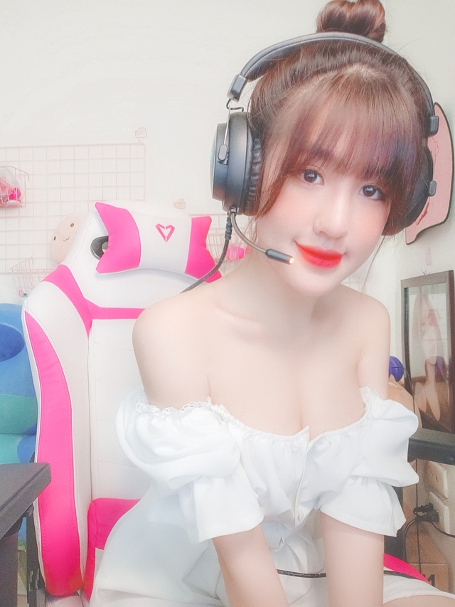 Streamer Thảo Anh Ba mẹ mình không những ủng hộ, mà còn rất hay chia sẻ livestream cho mình nữa - Ảnh 1.