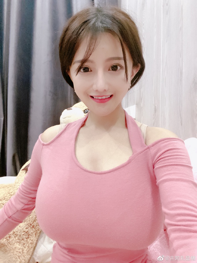 Nghiện mặc áo bó rồi lắc ngực trên sóng, nữ streamer xinh đẹp cứ stream là kênh lại bị cấm không thương tiếc - Ảnh 1. Nghiện mặc áo bó rồi lắc ngực trên sóng, nữ streamer xinh đẹp cứ stream là kênh lại bị cấm không thương tiếc - Ảnh 1.