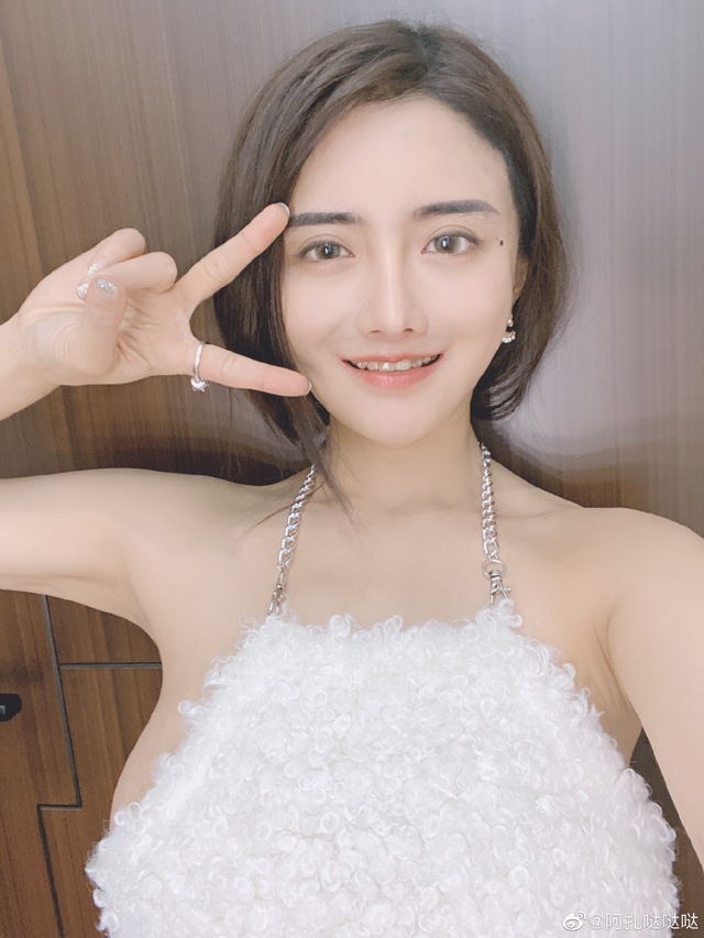 Nghiện mặc áo bó rồi lắc ngực trên sóng, nữ streamer xinh đẹp cứ stream là kênh lại bị cấm không thương tiếc - Ảnh 2. Nghiện mặc áo bó rồi lắc ngực trên sóng, nữ streamer xinh đẹp cứ stream là kênh lại bị cấm không thương tiếc - Ảnh 2.