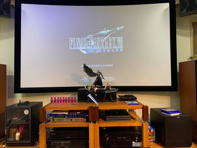Cuồng Final Fantasy VII, game thủ Việt chi cả đống tiền để sắm toàn đồ chơi xịn xò - Ảnh 1.