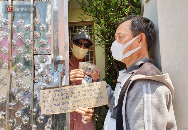 Gặp thầy giáo Tây thất nghiệp, cầm bảng xin giúp tiền để mua thức ăn: Tôi choáng ngợp bởi lòng từ bi và sự hào phóng của người Việt - Ảnh 8.