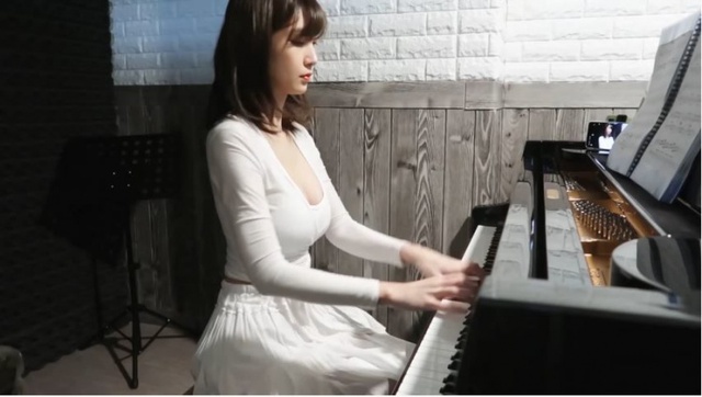 Đeo khẩu trang và ngồi chơi piano trên sóng, nữ Youtuber khiến cộng đồng mạng ngỡ ngàng với nhan sắc thật - Ảnh 5.